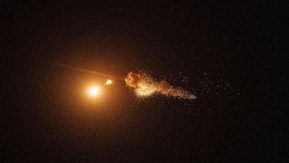 Bild: Evgeniy Maloletka/AP/dpa
Immer wieder wird die ukrainische Hauptstadt Ziel russischer Drohnenangriffe. (Archivbild)