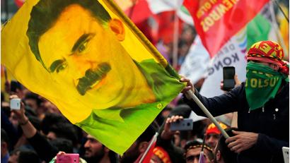 Bild: Lefteris Pitarakis/AP/dpa
Öcalan hatt die PKK im Februar zur Auflösung aufgerufen. (Archivbild)