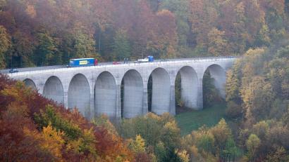 Bild: Bernd Weißbrod/dpa
Die Autobahn GmbH bittet Autofahrerinnen und Autofahrer, keine Schleichwege zu nutzen und Navi-Systeme auszuschalten. (Archivbild)