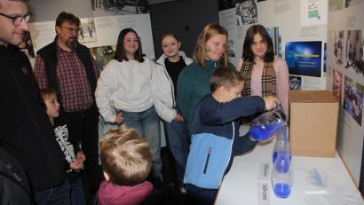 Bild: kro
Hoch interessant: Sehr anschaulich demonstrierten die Kinder den Vergleich von Salz- zu Süßwasser auf der Erde.