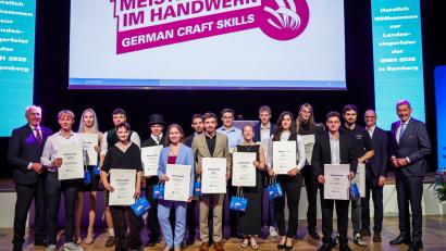 Bild: Frank Wunderatsch
HWK-Präsident Dr. Georg Haber (rechts), Christian Kaiser, stellvertretender Bereichsleiter Berufsbildung der Handwerkskammer Niederbayern-Oberpfalz (zweiter von rechts), und Franz Xaver Peteranderl, Präsident des Bayerischen Handwerkstages (links), gratulierten den Landessiegerinnen und Landessiegern aus Ostbayern zu ihrem Erfolg bei der Deutschen Meisterschaft im Handwerk.