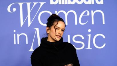 Bild: Chris Pizzello/Invision/AP/dpa
Rosalía ist mit ihrer Mischung aus Flamenco, Latin-Pop, R&B, Reggaeton und „Música urbana latina“ international erfolgreich. (Archivfoto)