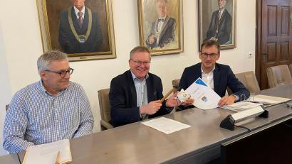 Bild: ass
Ambergs Oberbürgermeister Michael Cerny (Mitte) schlachtet das städtische Sparschwein. Das finden Kämmerer Jens Wein (rechts) und Josef Weigert vom Steuer- und Haushaltsamt zwar nicht schön, aber notwendig.