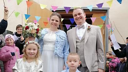 Bild: Alexandra Elsner
Das Hochzeitspaar Sonja Zimmerer und Stefan Piehler zeigt das Bild beim Verlassen der Marienkirche in Nabburg mit den Brautkindern Lina und Emil.