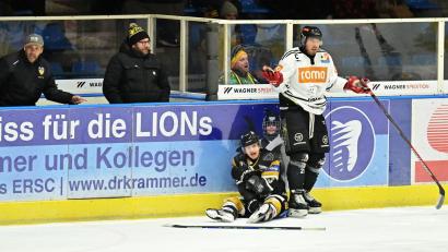 Bild: Hubert Ziegler
"Was soll ich machen?" Auch wenn sich sein Gegenspieler vom ESV Burgau unschuldig wähnt, hat sich Lukas Klughardt (links) vom ERSC Amberg in dieser Szene am Handgelenk verletzt.