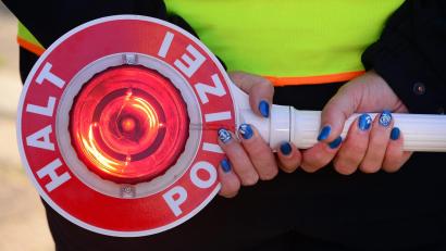 Symbolbild: Martin Schutt/dpa
Ein völlig betrunkener Autofahrer wird in Weiden von der Polizei gestoppt.