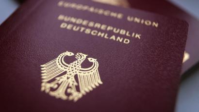 Bild: Karl-Josef Hildenbrand/dpa/dpa-tmn
Normalerweise bekommt man nur einen Reisepass. Jetzt hat ein Gericht aber eine Ausnahme erlaubt, die einiges erleichtern könnte. (Symbolbild)