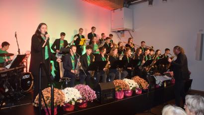 Bild: fz
Sängerin Alisa und 23 junge Musikerinnen und Musiker boten als King-Size-Juniors unter der Leitung von Markus König einen begeisternden Big-Band-Sound.