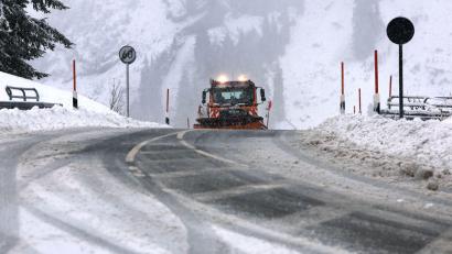 Bild: Karl-Josef Hildenbrand/dpa
Ein Räumfahrzeug des Winterdienstes fährt auf dem Riedbergpass im Schneetreiben.
