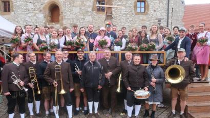 Bild: rha
17 Kirwapaare kürten bei der Burgkirwa in Vilseck ihr neues Oberkirwapaar: Amelie Nutz und Jakob Schießlbauer (oben Mitte), für die passenden Klänge b eim Baumaustanzen hatten die Dagesteiner Musikanten gesorgt.