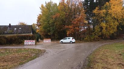 Bild: Bernhard Piegsa
Für den "Schiederweg" (Hintergrund), der in das regionale Radwegenetz einbezogen und asphaltiert wird, genügt nach Einschätzung des Gemeinderats Trabitz Tempo 30 als verkehrsberuhigende Maßnahme. Außerdem soll die Kreuzung am Bäumleranwesen (Vordergrund) als "gefährliche Kreuzung" beschildert werden.