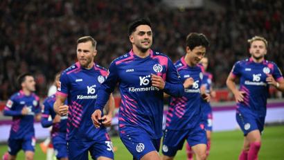 Bild: Marijan Murat/dpa
Amiri (M.) hatte nach seinem Treffer vor den Stuttgarter Fans gejubelt.