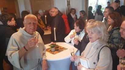 Bild: mas
Viele Gläubige nutzten die Möglichkeit, im Kloster St. Felix in Neustadt/WN mit Pater Stanislaus auf dessen Heimkehr anzustoßen.