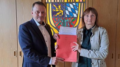 Bild: Helga Kick
Helga Kick übergibt Unterschriften gegen das Wegwerfen von Zigarettenkippen an Weidens Oberbürgermeister Jens Meyer.