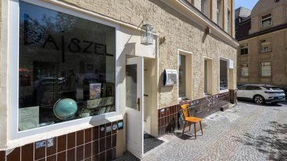 Bild: Soeren Stache/dpa
Das Cafe Bajszel sieht von außen nicht sehr spektakulär aus. Doch wegen seiner Rolle im Streit um Antisemitismus hat es die Gaststätte zuletzt bundesweit immer wieder in alle Medien geschafft.