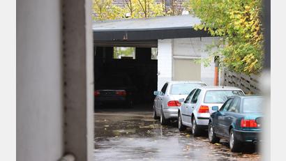 Bild: Sascha Thelen/dpa
Ob es sich bei den Fundstücken um scharfe Schusswaffen handelt, wird noch untersucht.