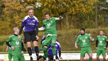 Bild: Hans Mark
Der Stullner Willi Frank (grünes Trikot) und Noel Schwägerl vom TSV Detag Wernberg beim Kopfballduell. Beide Teams trennten sich am Sonntag mit 0:0.