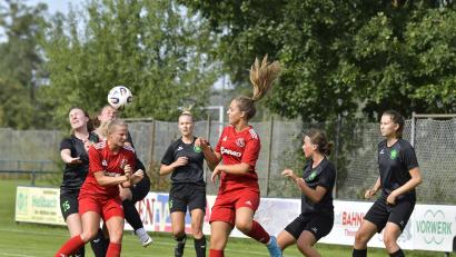 Archivbild: Hubert Ziegler
Liane Kempf (Dritte von rechts) hatte den TSV Theuern per Strafstoß in Führung gebracht.