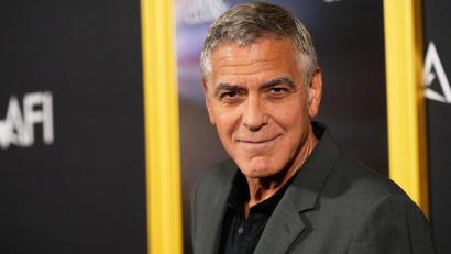 Bild: Chris Pizzello/Invision/AP/dpa
Danny Ocean brachte er Millionen Menschen vor die Kinoleinwände, nun hat sich George Clooney zu dem spekakulären Louvre-Raub geäußert. (Archivbild)