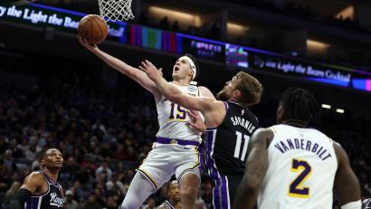 Bild: Sara Nevis/AP/dpa
Ohne LeBron James und Luka Doncic lief bei den Lakers alles über Austin Reaves (Mitte).