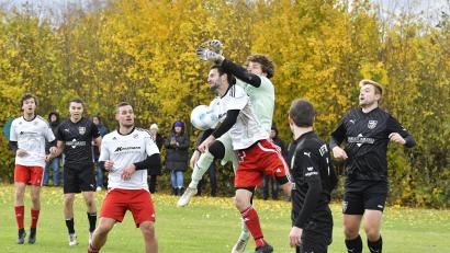 Bild: Hubert Ziegler
Nach einem Eckball geraten Riedens Torhüter Ben Lontke (Dritter von rechts) und Thomas Kotzbauer (Vierter von rechts), Spielertrainer der DJK Ursensollen, im Strafraum aneinander.