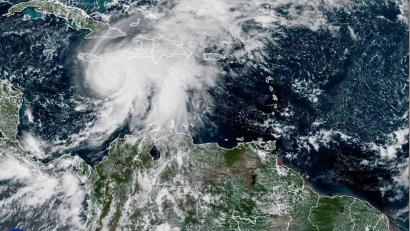 Bild: Uncredited/NOAA via AP/dpa
Hurrikan „Melissa“ hat die höchste Hurrikan-Kategorie 5 erreicht.