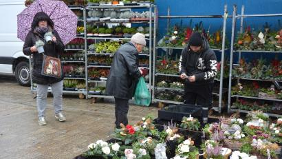 Bild: jr
Nicht leicht hatten es die Fieranten wegen des schlechten Wetters beim Kirchweihmarkt in Tirschenreuth.