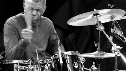Bild: Javier Etxezarreta/EFE/dpa
Der US-Schlagzeuger Jack DeJohnette ist gestorben. (Archivfoto)