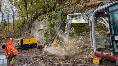 Bild: Petra Hartl
Am Erzberg in Amberg läuft gerade eine Felssicherung: Experten bauen hier Schutzvorrichtungen ein, damit Gesteinsbrocken, die sich aus dem Felsen lösen, nicht auf den Geh- und Radweg oder die vorbeiführende B 299 fallen.