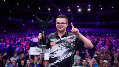 Bild: Bernd Thissen/dpa
Van Veen ist der jüngste Darts-Europameister.