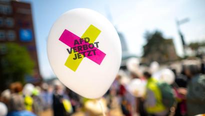 Bild: Sina Schuldt/dpa
Muss die AfD wegen verfassungsfeindlicher Bestrebungen verboten werden? Die Grünen im bayerischen Landtag haben das untersucht. (Illustration)