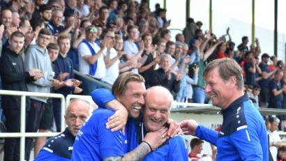 Archivbild: A. Schwarzmeier
Gemeinsam bejubelten Trainer Andreas Scheler (von links), Teammanager Hannes Beer und Co-Trainer Dieter Scheler den Landesliga-Titel mit der SpVgg SV Weiden. Nun übernimmt Dieter Scheler hauptverantwortlich das Traineramt beim SC Luhe-Wildenau II.