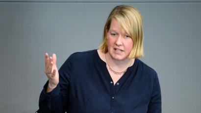 Bild: Bernd von Jutrczenka/dpa
Die SPD-Abgeordnete Esdar verteidigt ihre Teilnahme an einer Demonstration gegen die „Stadtbild“-Äußerungen des Kanzlers. (Archivbild)