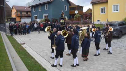 Bild: fz
Viele Bürgerinnen und Bürger nehmen am Festakt teil. Obersdorf präsentiert sich schmuck.