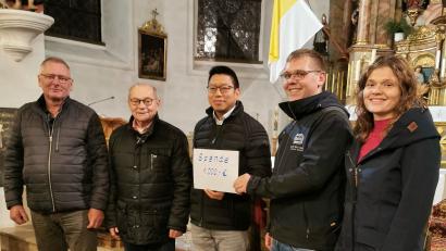 Bild: hzi
Bild von links: Josef Schleicher, der das neue Kreuz gefertigt hatte, Kirchenpfleger Franz Eller, Pater Samuel Patton, Michael und Maria Schmid von der Firma Dunzer Bau.