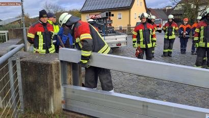 Bild: pop
Damit alles im Ernstfall flott geht, wurde bei einer Hochwasserschutz-Übung unter anderem der Aufbau eines Verschlussbauwerkes geübt.