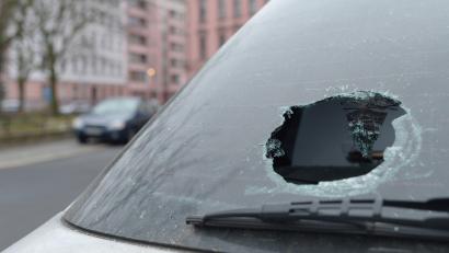 Symbolbild: Rainer Jensen/dpa
Ein 37-Jähriger bemerkte am Sonntagmorgen einen Schaden an der Heckscheibe seines Autos.