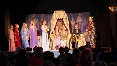 Bild: gz
Der Zauberer Dschafar (rechts) möchte mit Hilfe der Wunderlampe den Thron erobern.