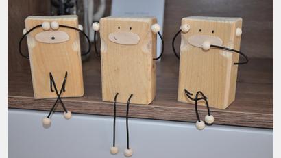 Bild: aja
Mit etwas Holz, Draht und Kreativität erwachen die drei berühmten Affen zum Leben – individuell, charmant und voller Bedeutung.