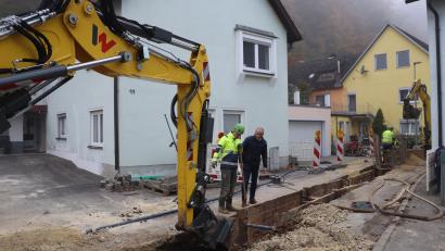 Bild: mrr
Bürgermeister Erwin Geitner (rechts) kam ins Gespräch mit den Arbeitern der Firma Englhard im Rahmen der laufenden Wasserleitungssanierung der Riedener Blumenthalstraße.