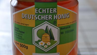 Bild: Thorsten Schreiber
Nur wo "Echter deutscher Honig" draufsteht, ist er auch in garantiert einwandfreier Qualität drin. Wie hier der Waldhonig von Martin Fischer, Vorsitzender des Imkerkreisverbands Tirschenreuth und Zertifizierer des Deutschen Imkerbunds.