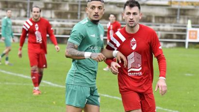 Bild: Hubert Ziegler
Immer dran am Mann: Ertugrul Er (grünes Trikot) von der DJK Gebenbach am Samstag beim Spiel gegen den SV Großschwarzenlohe.