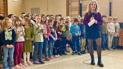 Bild: Gerhard Krones
Die stellvertretende Schulleiterin Annalena Lotter holte mit ihrer Begrüßungsrede die neue "Kapitänin unseres Schulschiffs" mit an Bord. Eine bunte und motivierte Crew steht bereit, mit dir das Schiff zu navigieren