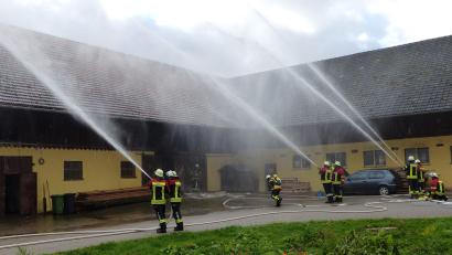 Bild: jp
Wasser marsch: Bei einer Großübung bekämpften zahlreiche Einsatzkräfte der Freiwilligen Feuerwehren einen Brand in einer Scheune des "Goashofbauern".