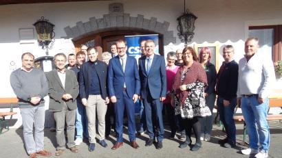 Bild: amö
Der Bürgermeisterkandidat Tobias Ehrenfried (vorne Mitte) mit den Stadtratskandidaten und Landrat Thomas Ebeling und Landtagsabgeordneten Alexander Flierl (beide hinten von rechts)