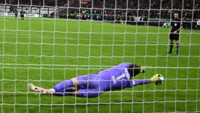 Bild: Arne Dedert/dpa
Wird zum Helden: Gregor Kobel im BVB-Tor