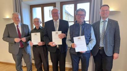 Bild: Christine Hollederer, Landkreis Amberg-Sulzbach
Landrat Richard Reisinger (von links) händigte die Kommunale Dankurkunde an Georg Reis, Manfred Braun und Alois Siegert aus. Bürgermeister Florian Junkes gratulierte.