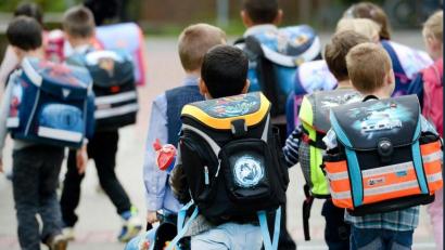 Symbolbild: Peter Steffen/dpa
Grundschüler auf dem Weg in den Unterricht. Seit 2009 hat jedes Kind das Recht, eine Regelschule zu besuchen. "Es geht nicht mehr darum, ob das möglich ist, sondern darum, wie wir es möglich machen“, betont Pädagoge Peter Grosser aus Oberviechtach.