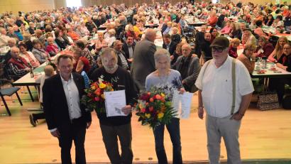 Bild: Kunz
Seniorennachmittag in der Max-Reger-Halle mit Iris Meixner und Wilhelm Striegl, den beiden Ehrenpreisträgern der Stadt Weiden.