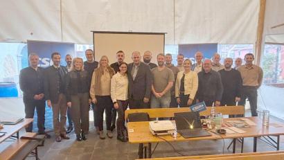 Bild: gz
Der Eslarner Bürgermeisterkandidat Thomas Kleber mit Ehefrau Nicole (Bildmitte) sowie den Gemeinderats-kandidaten und Ehrengästen aus der Politik.